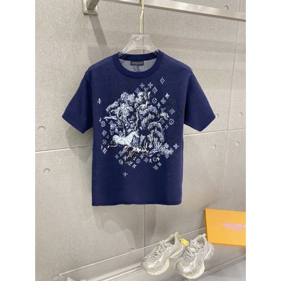 Louis Vuitton embossed jacquard knit crew neck short-sleeve T-shirt, classic design with heavy-duty three-dimensional inlay work that exudes a fashionable and sophisticated feel.
